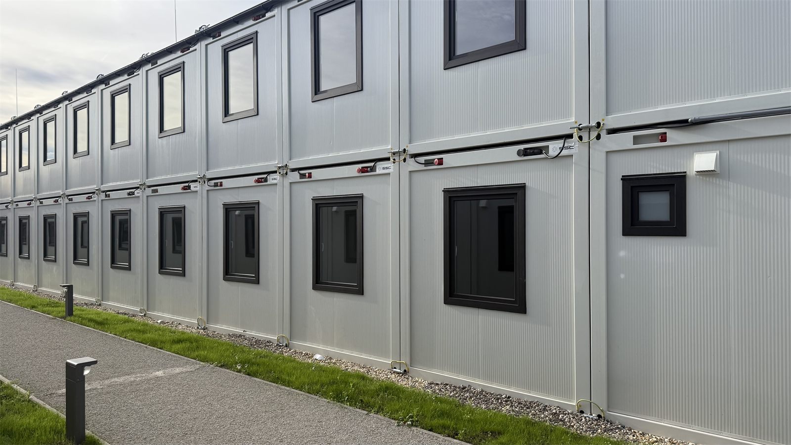 Fassade der zweigeschossigen Anlage