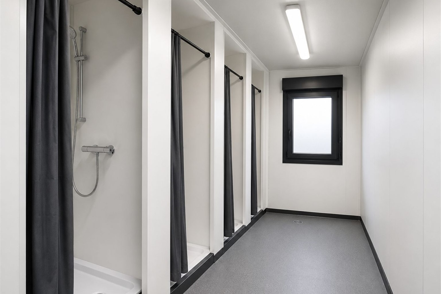 Duschcontainer innen: Einzelduschen mit Vorhang