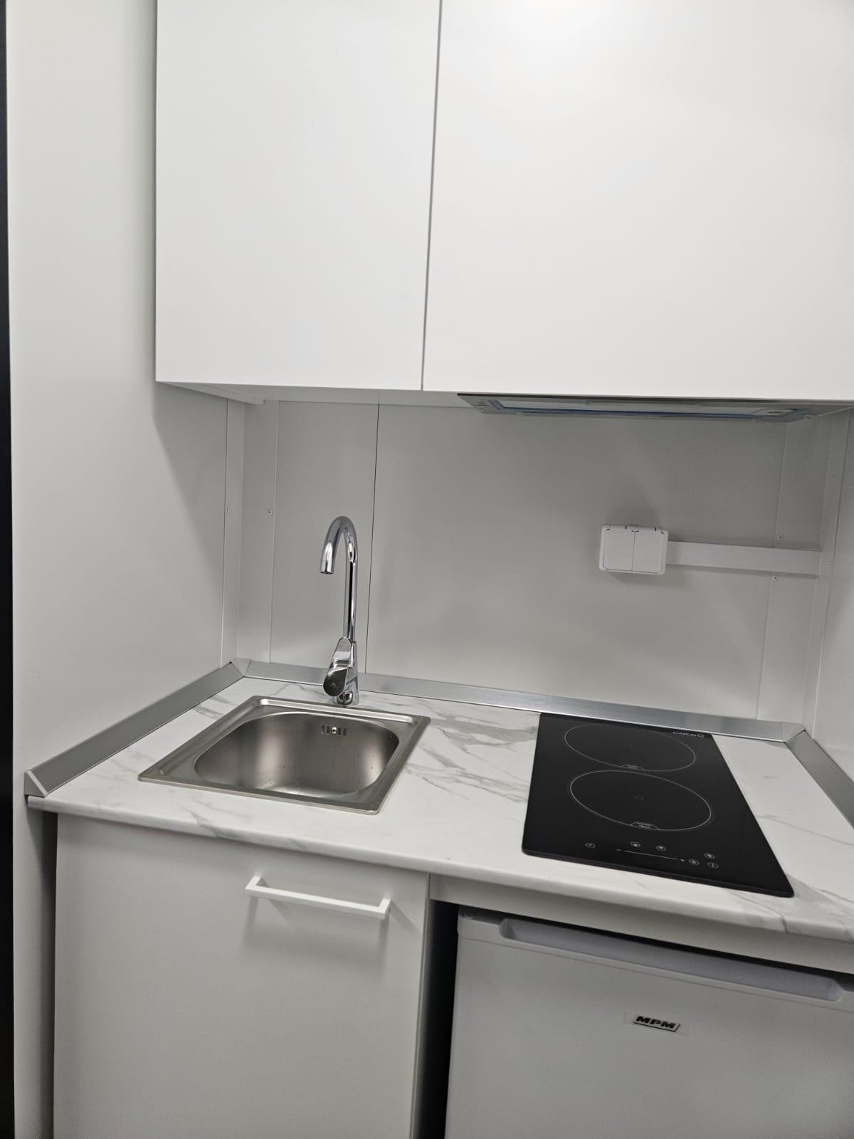 Pantry-Küche mit Kochfeld und Kühlschrank