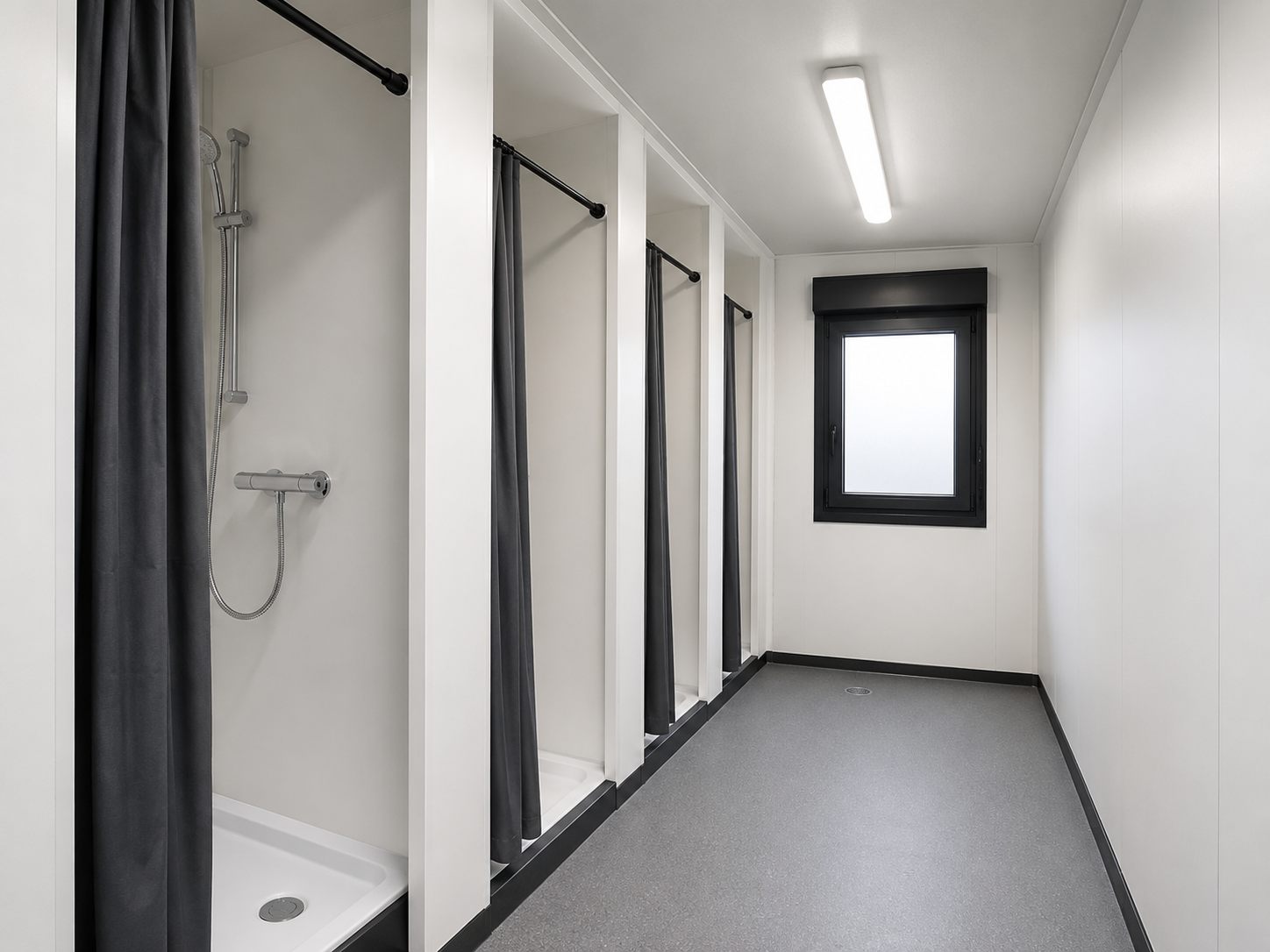 Sanitärcontainer innen mit WC-Kabinen, Duschen und Waschrinne