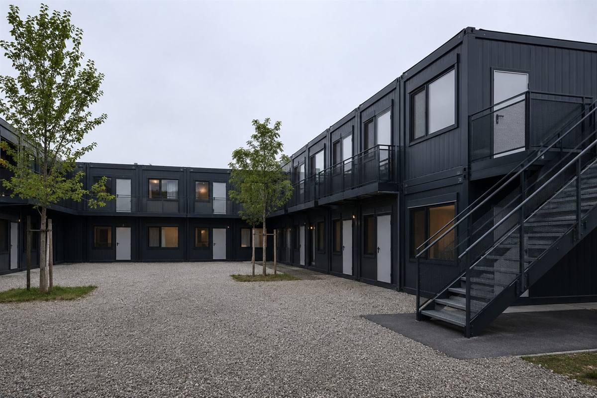 Zweigeschossige Containeranlage aus Wohncontainern mit Außentreppe