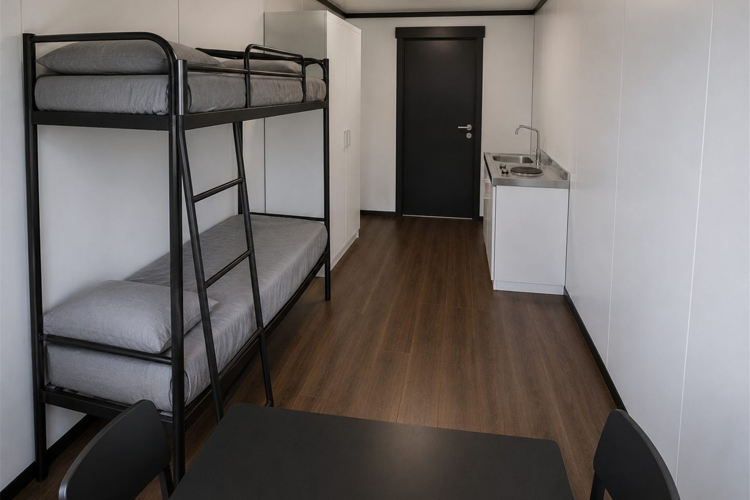 Wohncontainer innen: Blick zur Eingangstür